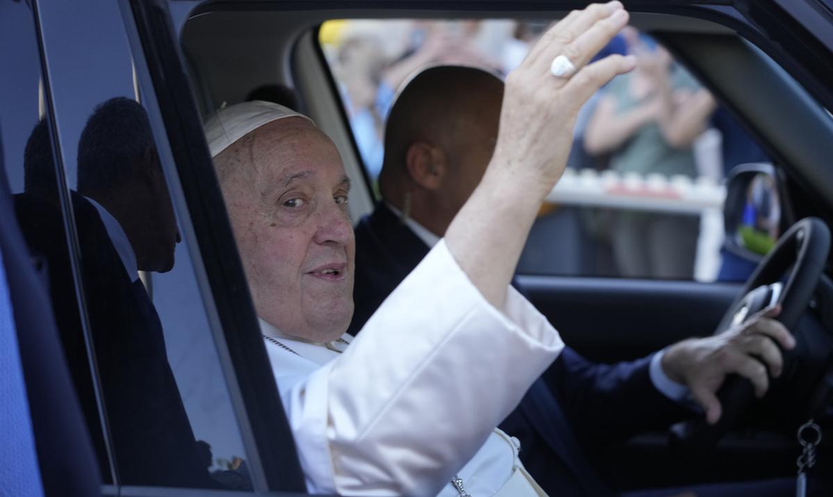 El papa Francisco asegura que le cuesta respirar: “Estoy aun bajo el efecto de la anestesia”